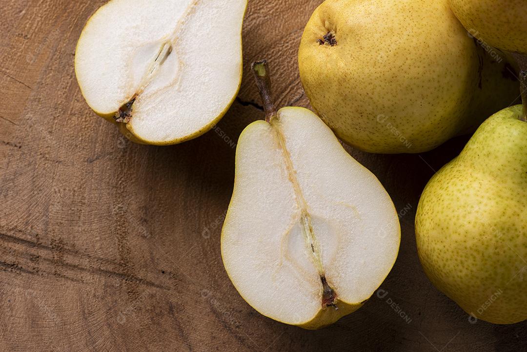 Suco de pera. Algumas peras juntas no fundo de madeira JPG