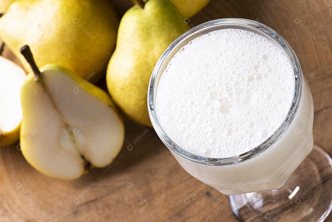 Suco de pera. Algumas peras juntas no fundo de madeira JPG