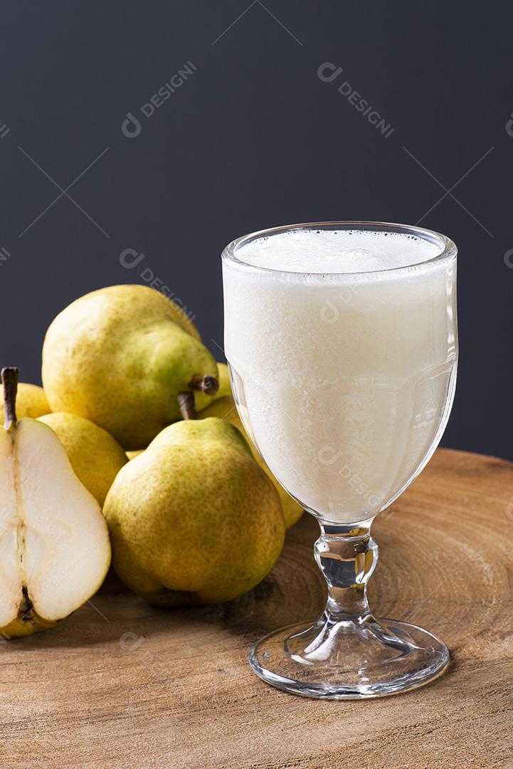Suco de pera. Algumas peras juntas no fundo de madeira JPG