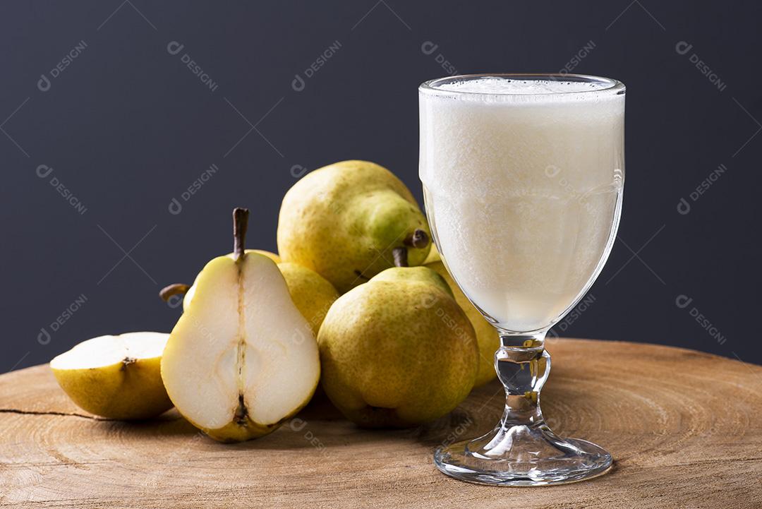 Suco de pera. Algumas peras juntas no fundo de madeira JPG