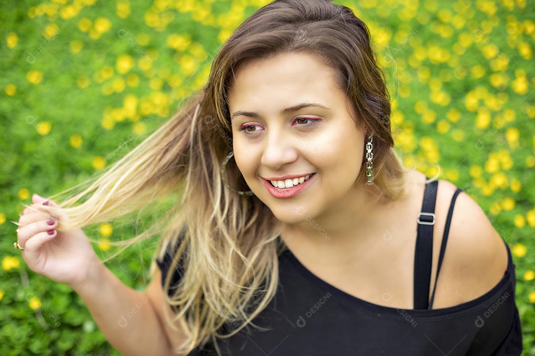 Retrato de uma jovem linda morena no parque Imagem JPG