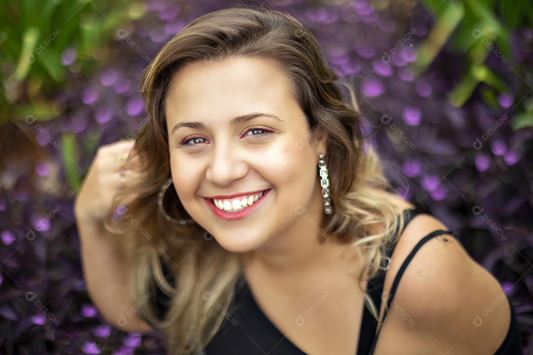 Retrato de uma jovem linda morena no parque Imagem JPG