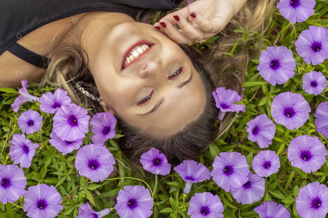 Retrato de uma jovem linda morena no parque Imagem JPG