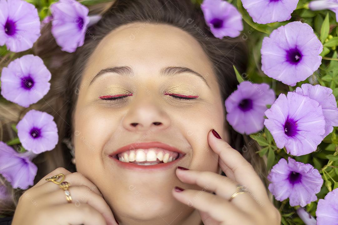 Retrato de uma jovem linda morena no parque Imagem JPG