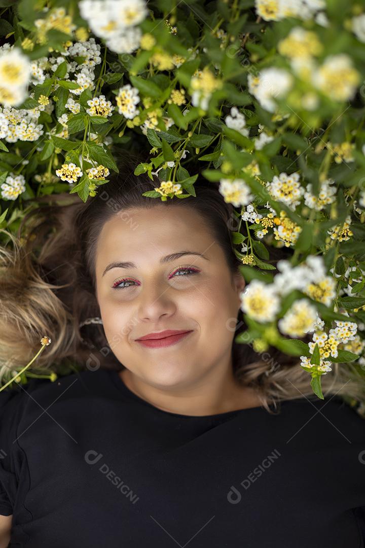 Retrato de uma jovem linda morena no parque Imagem JPG