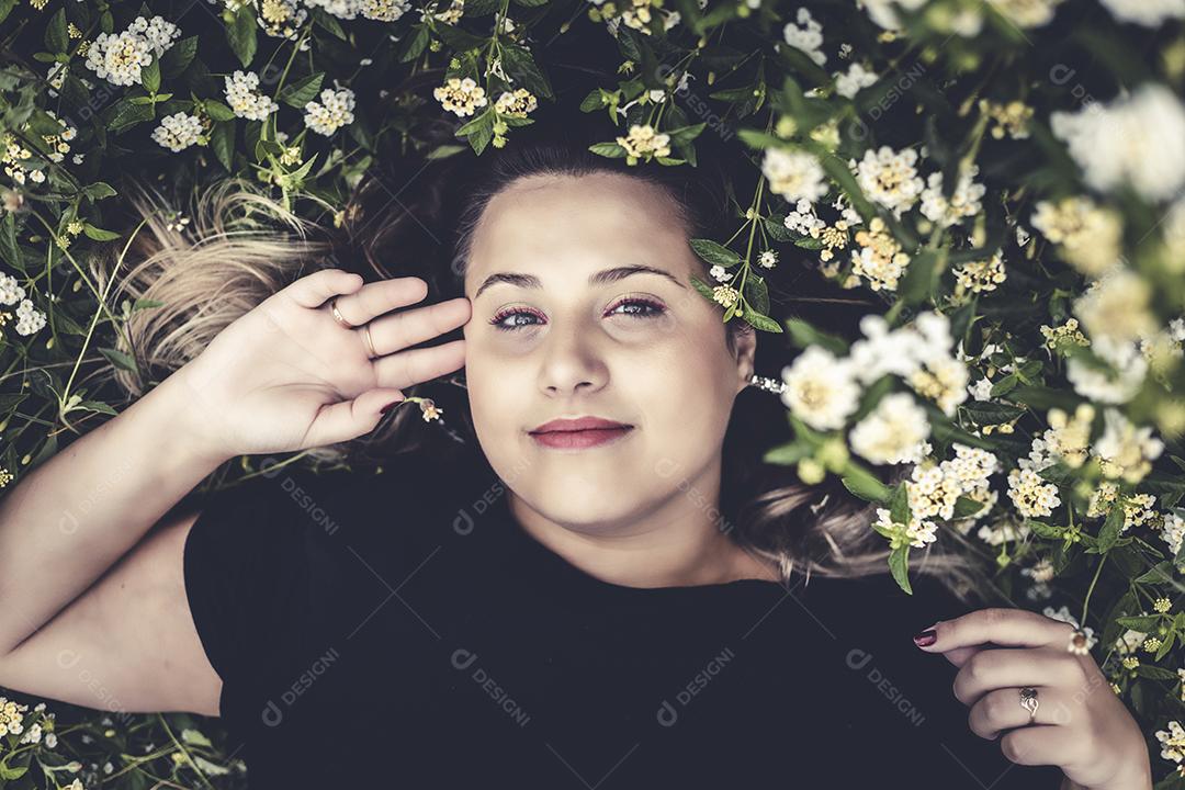 Retrato de uma jovem linda morena no parque Imagem JPG