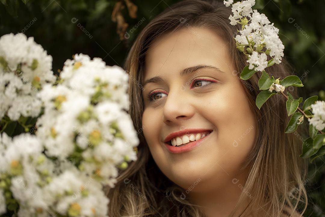 Retrato de uma jovem linda morena no parque Imagem JPG