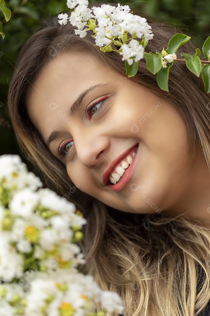 Retrato de uma jovem linda morena no parque Imagem JPG