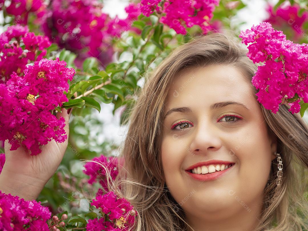 Retrato de uma jovem linda morena no parque Imagem JPG