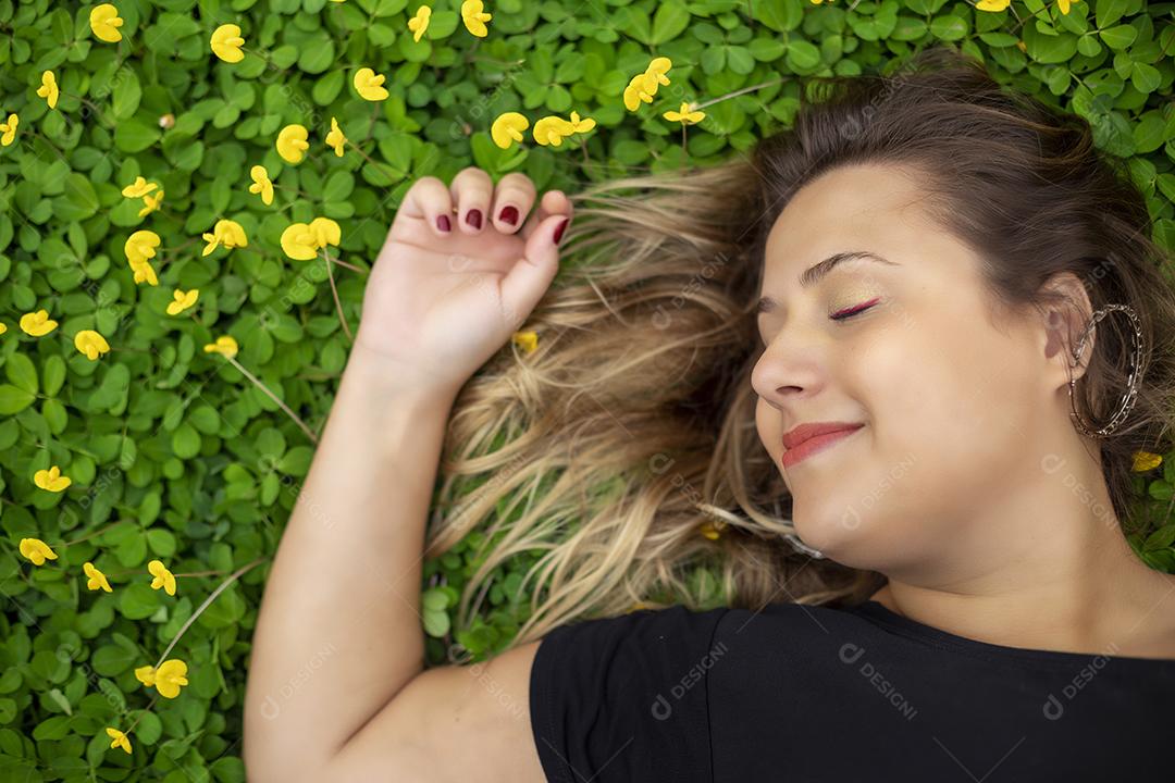 Retrato de uma jovem linda morena no parque Imagem JPG