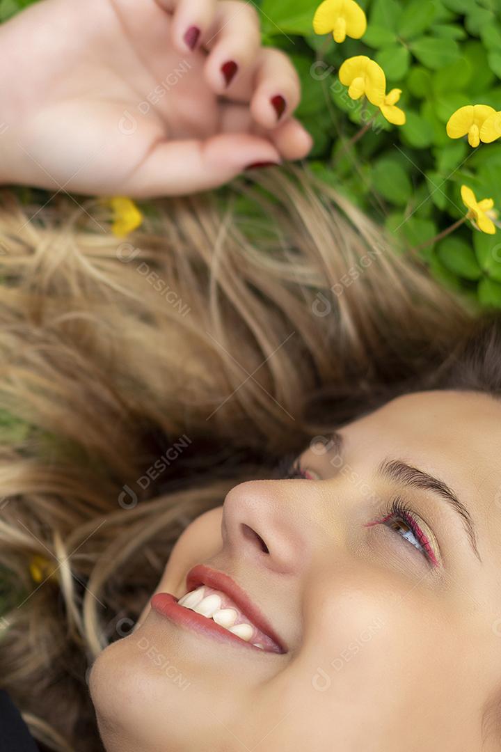 Retrato de uma jovem linda morena no parque Imagem JPG