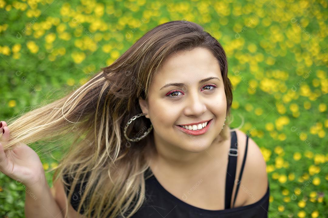 Retrato de uma jovem linda morena no parque Imagem JPG