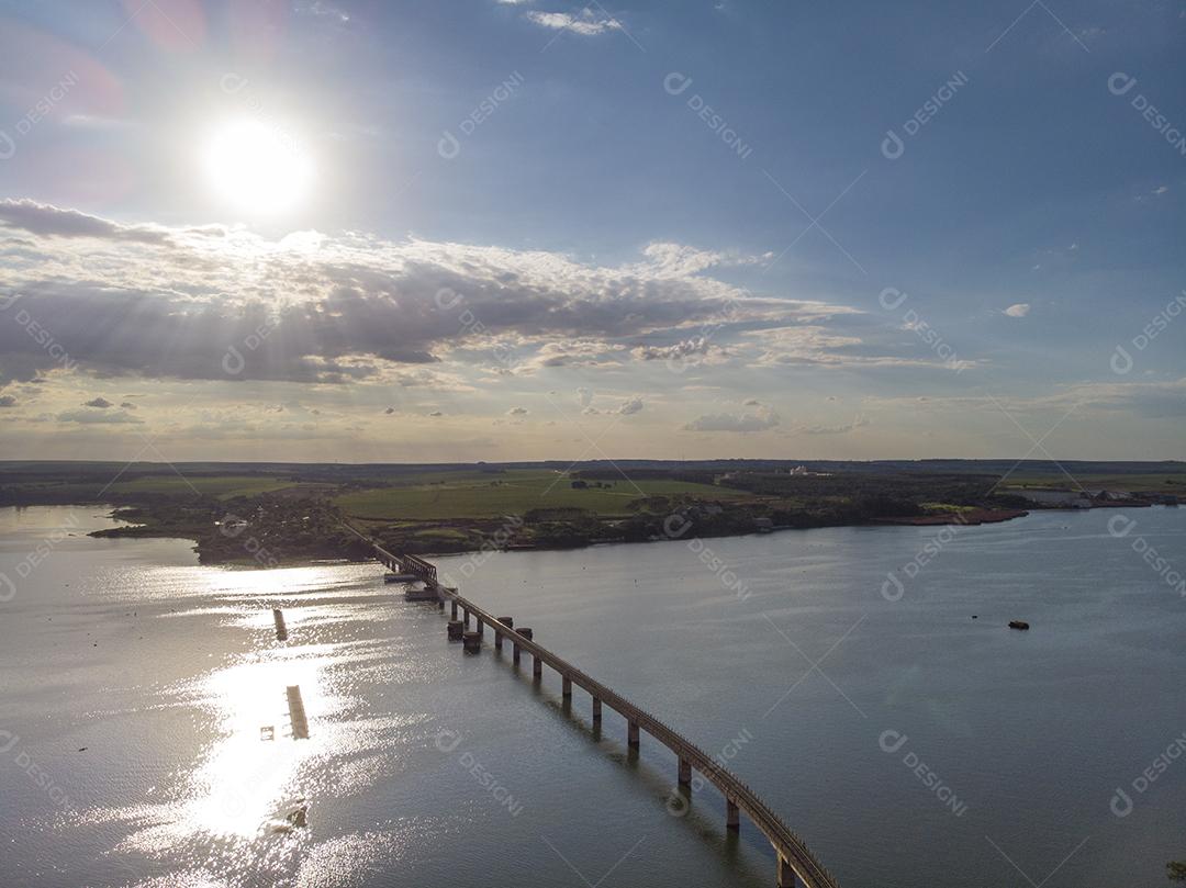 Trem ponte ferroviária sobre o rio Tietê no estado de São Paulo Imagem JPG