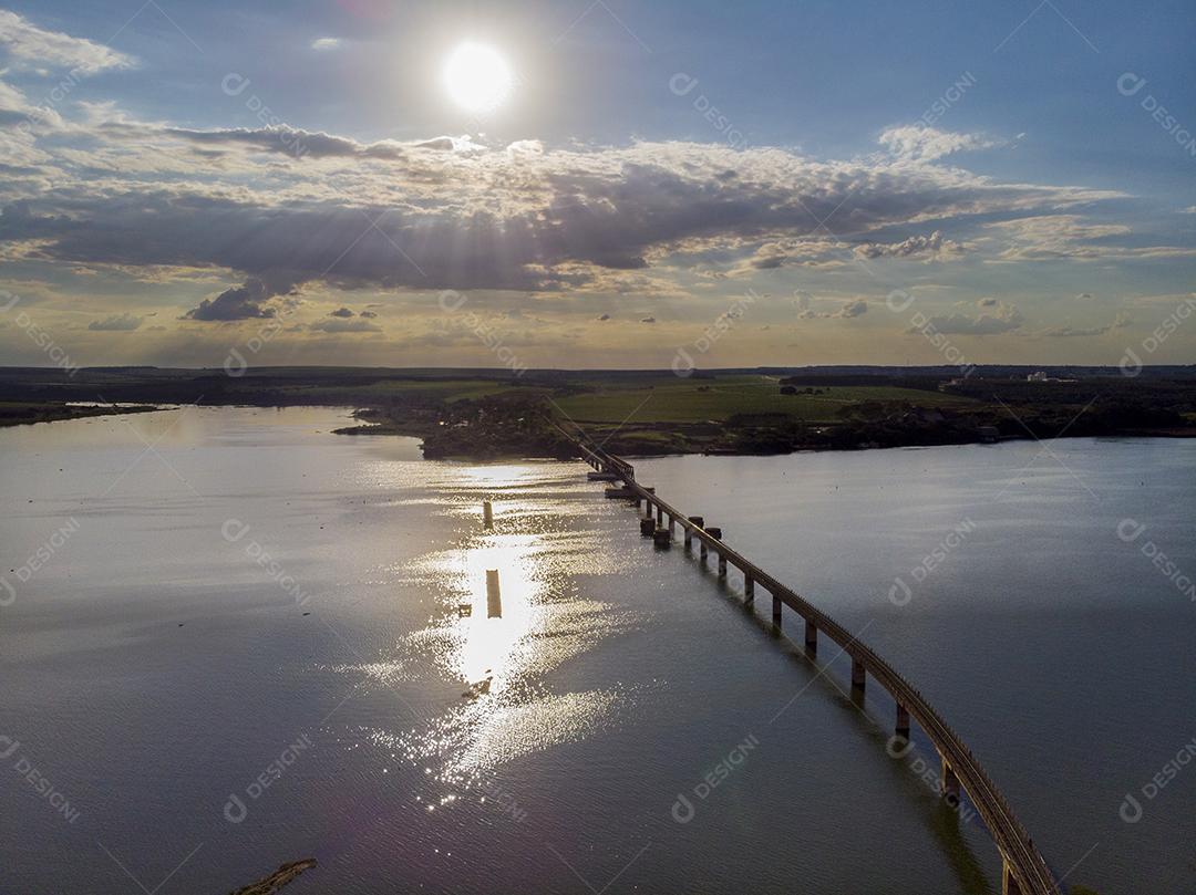 Trem ponte ferroviária sobre o rio Tietê no estado de São Paulo Imagem JPG