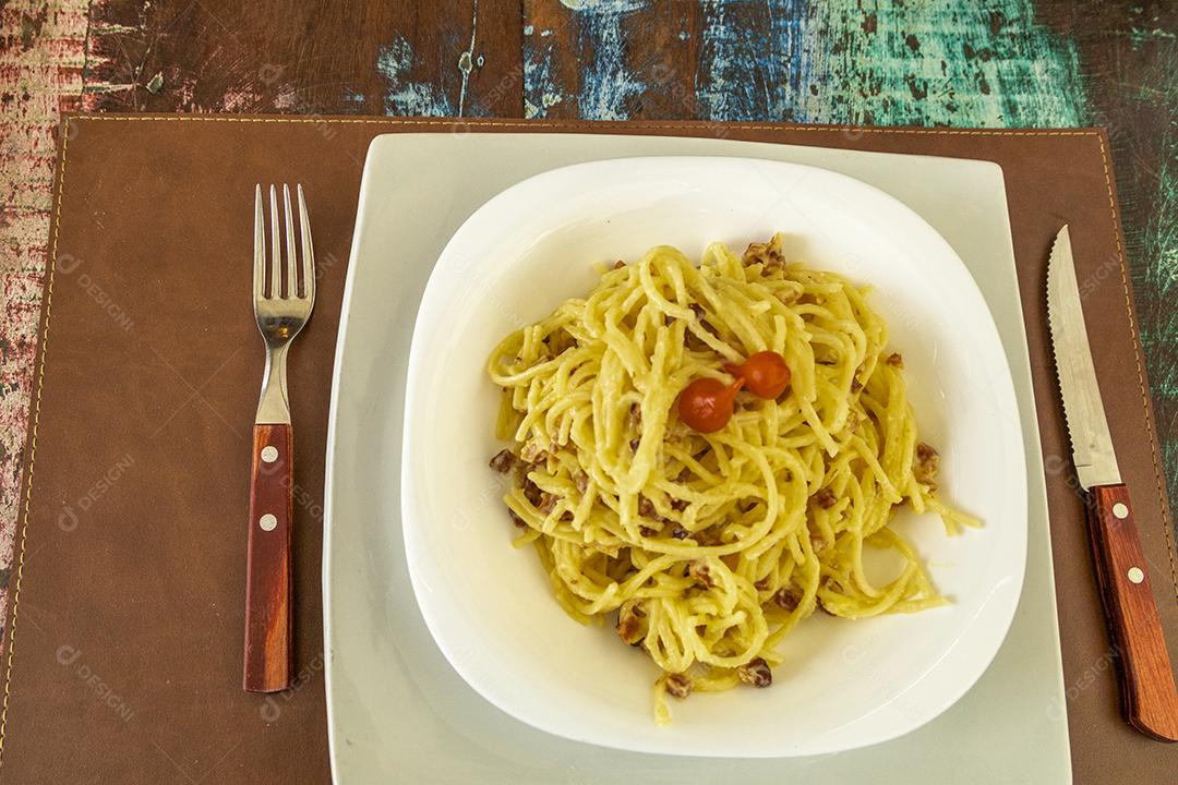 Delicioso prato de espaguete carbonara na mesa de madeira Imagem JPG