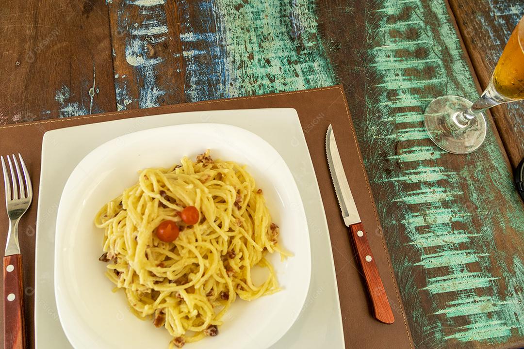 Delicioso prato de espaguete carbonara na mesa de madeira Imagem JPG