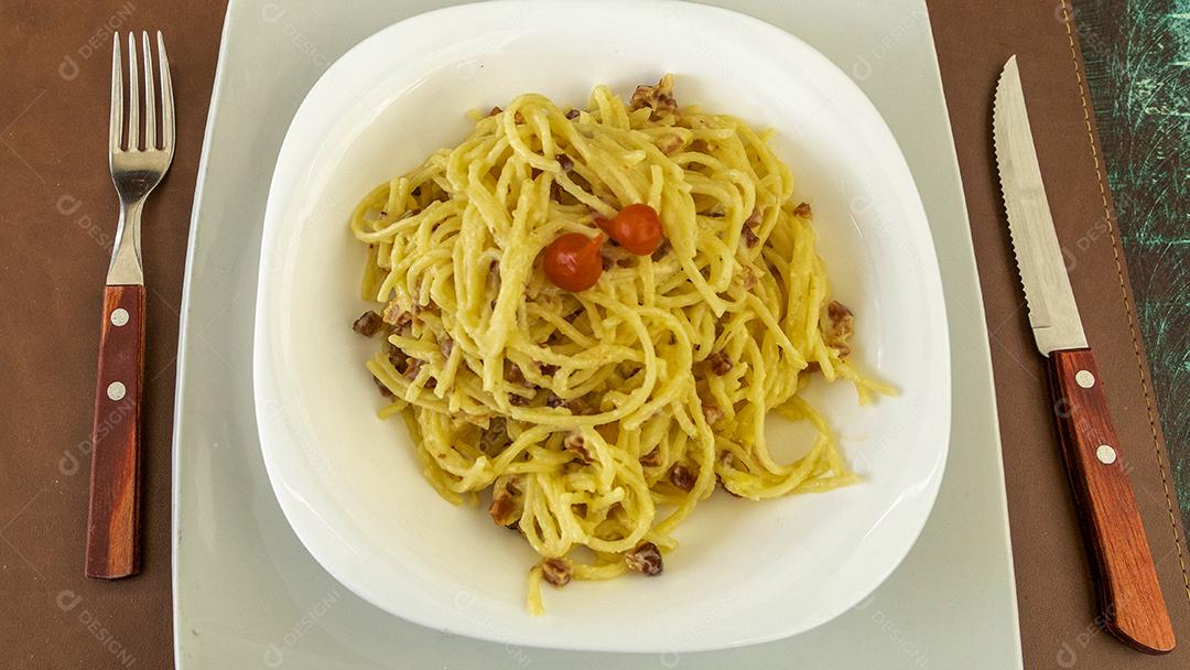 Fotos Delicioso prato de espaguete carbonara na mesa de madeira