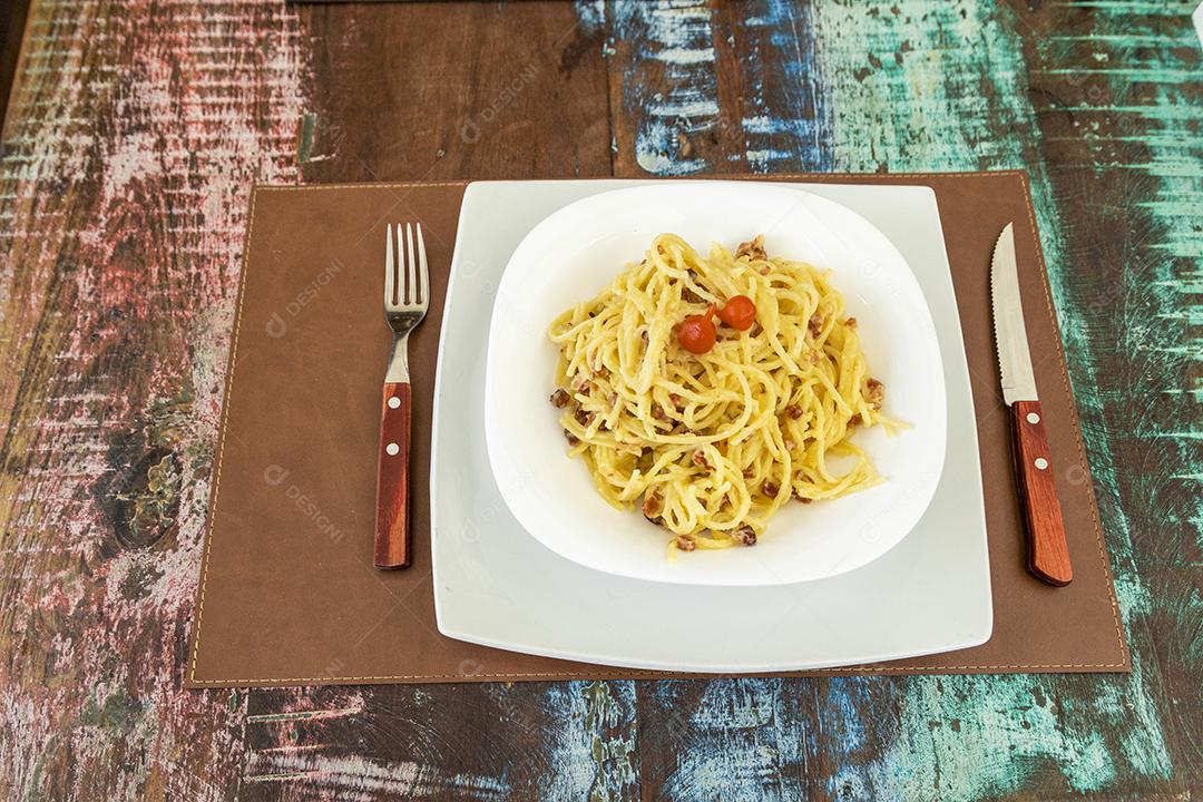 Delicioso prato de espaguete carbonara na mesa de madeira Imagem JPG