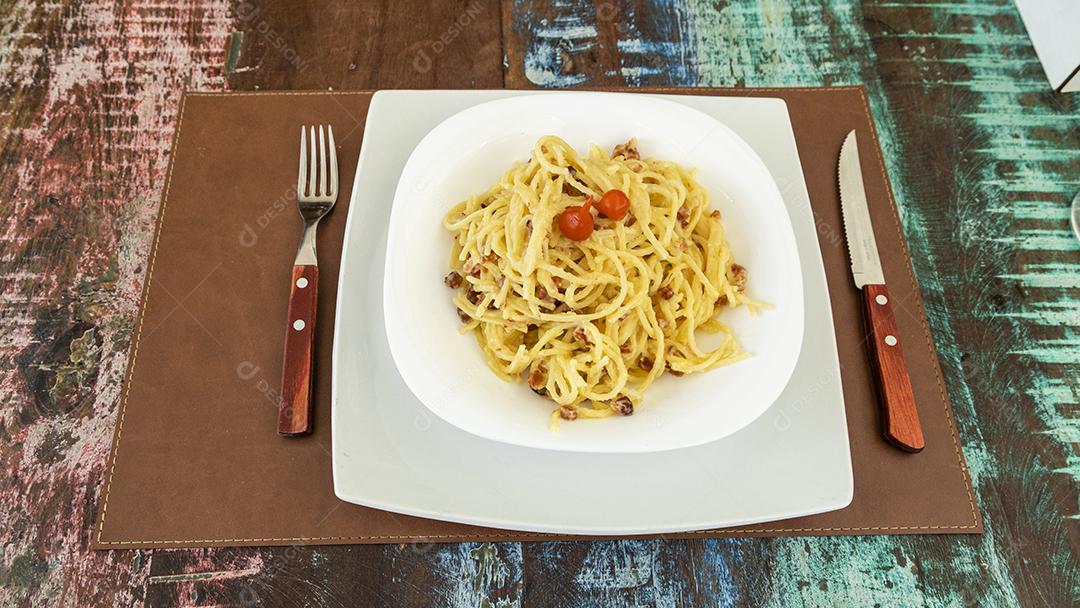 Fotos Delicioso prato de espaguete carbonara na mesa de madeira