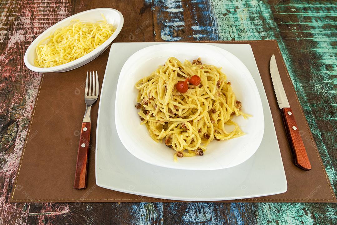 Fotos Delicioso prato de espaguete carbonara na mesa de madeira