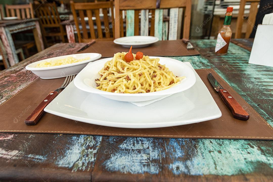 Fotos Delicioso prato de espaguete carbonara na mesa de madeira