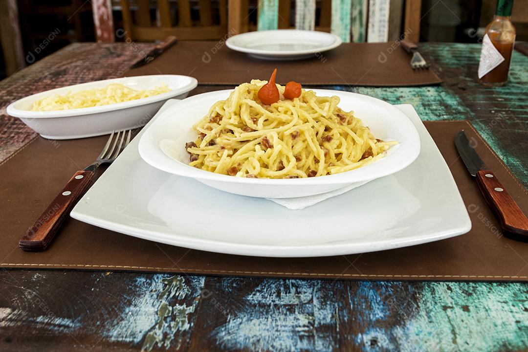 Fotos Delicioso prato de espaguete carbonara na mesa de madeira