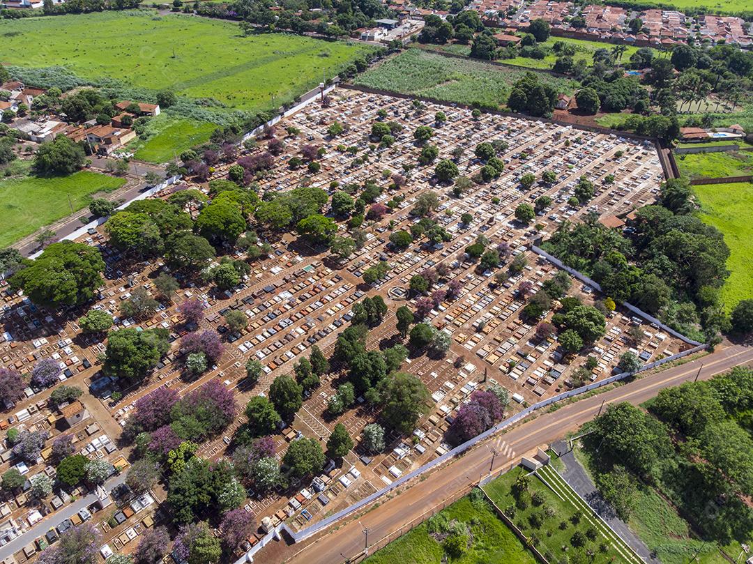 Fotos Voo aéreo panorâmico diretamente acima do cemitério do cemitério densamente lotado