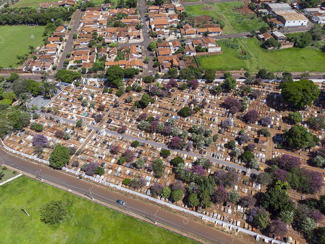 Fotos Voo aéreo panorâmico diretamente acima do cemitério do cemitério densamente lotado