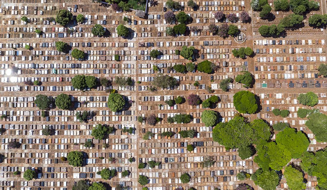 Fotos Voo aéreo panorâmico diretamente acima do cemitério do cemitério densamente lotado