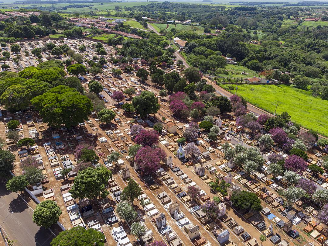 Fotos Voo aéreo panorâmico diretamente acima do cemitério do cemitério densamente lotado