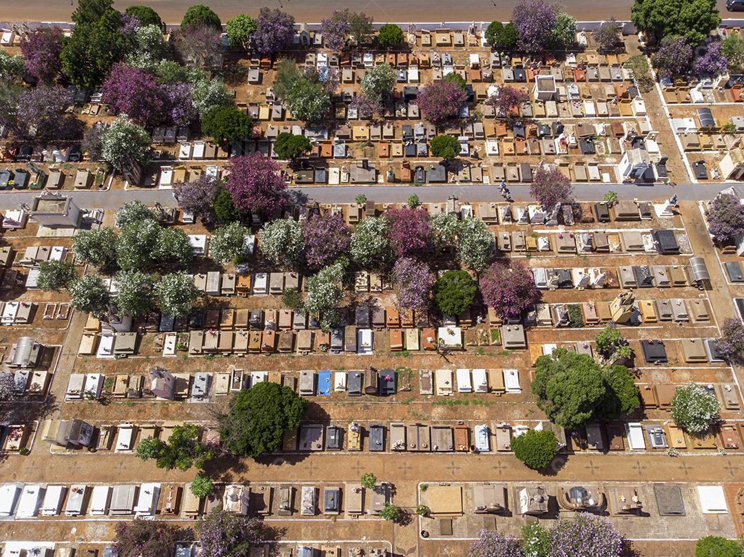 Fotos Voo aéreo panorâmico diretamente acima do cemitério do cemitério densamente lotado