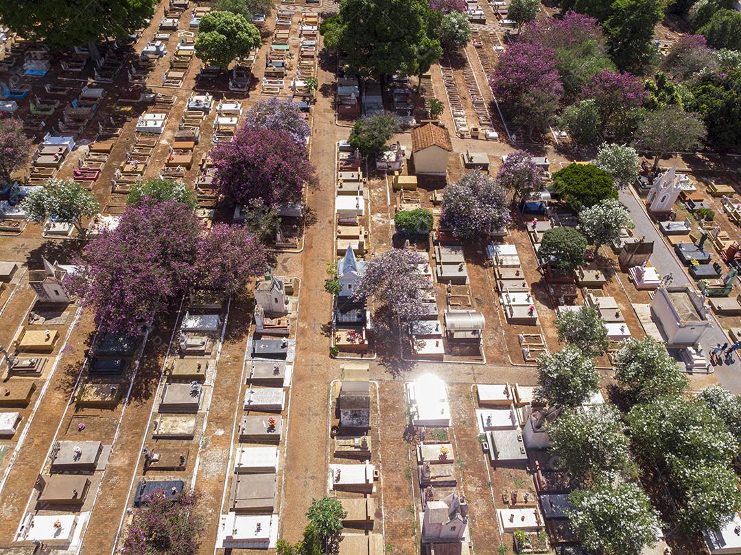 Fotos Voo aéreo panorâmico diretamente acima do cemitério do cemitério densamente lotado