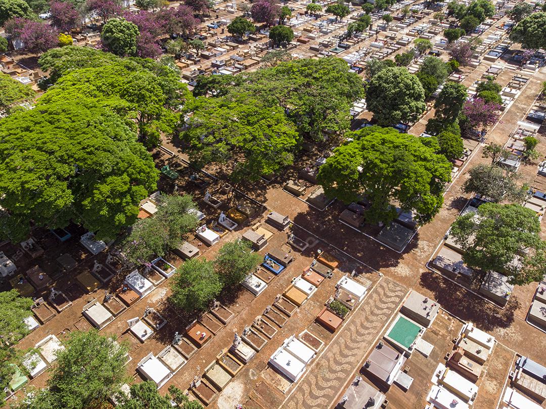 Fotos Voo aéreo panorâmico diretamente acima do cemitério do cemitério densamente lotado