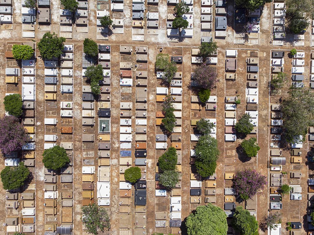 Fotos Voo aéreo panorâmico diretamente acima do cemitério do cemitério densamente lotado