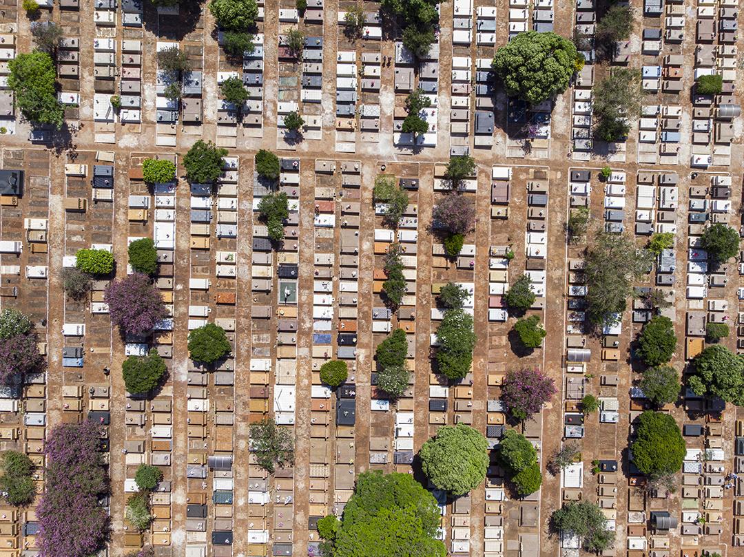 Fotos Voo aéreo panorâmico diretamente acima do cemitério do cemitério densamente lotado