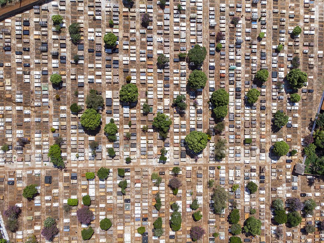 Fotos Voo aéreo panorâmico diretamente acima do cemitério do cemitério densamente lotado