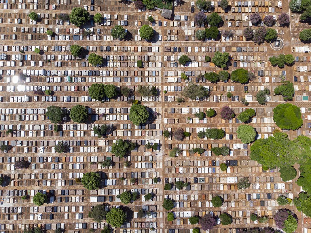 Fotos Voo aéreo panorâmico diretamente acima do cemitério do cemitério densamente lotado