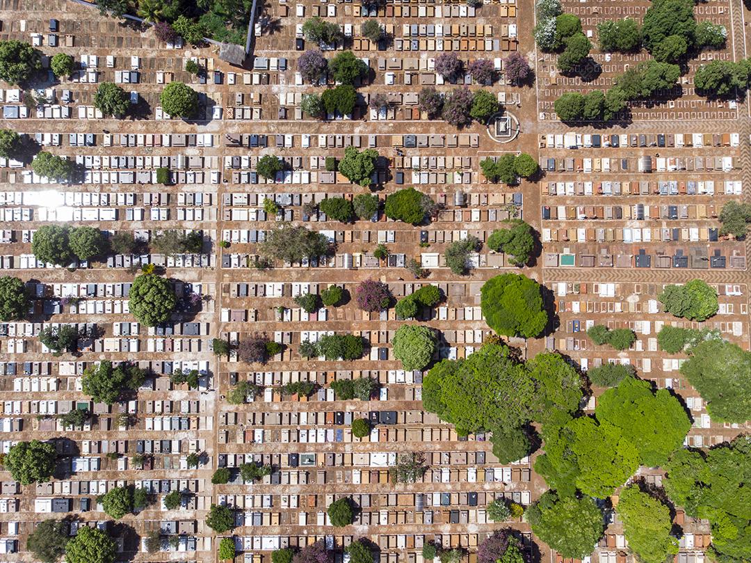 Fotos Voo aéreo panorâmico diretamente acima do cemitério do cemitério densamente lotado