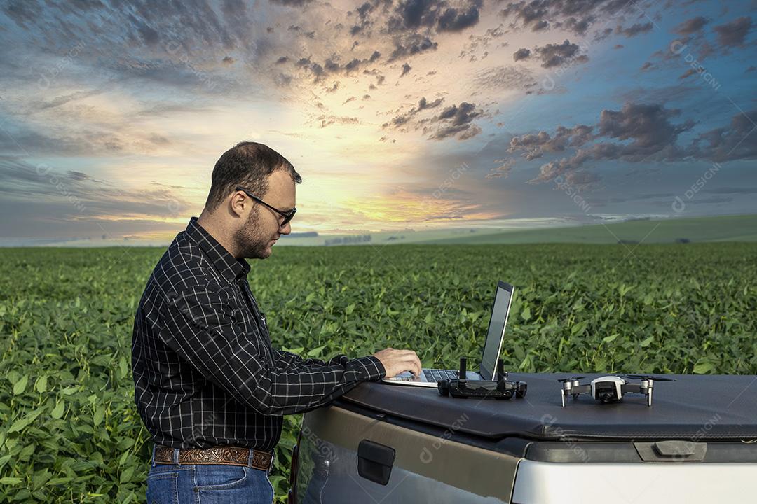 Jovem agricultor soja no campo de soja Imagem JPG
