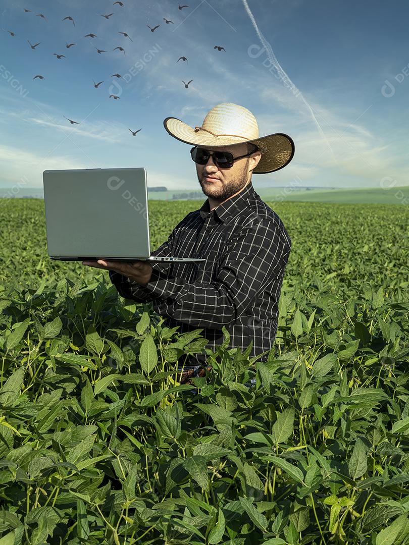Jovem agricultor soja no campo de soja Imagem JPG