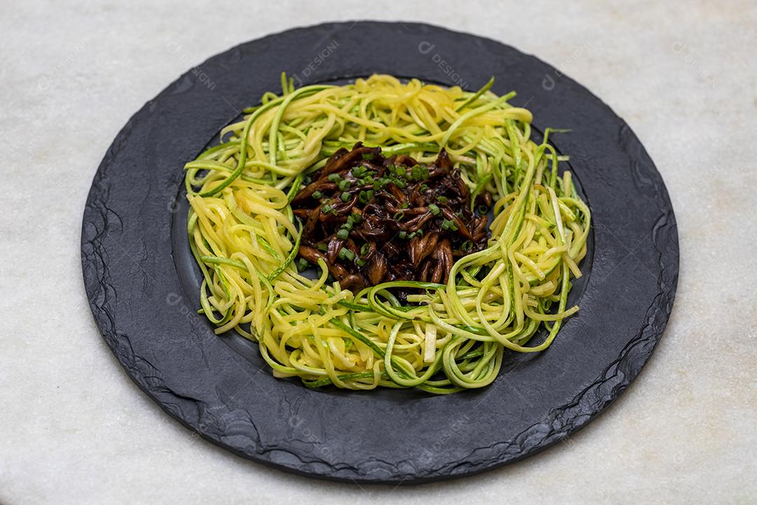 Espaguete de abobrinha com shimeji na placa de pedra preta Imagem JPG