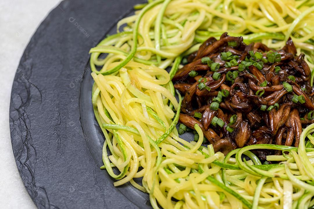 Espaguete de abobrinha com shimeji na placa de pedra preta Imagem JPG