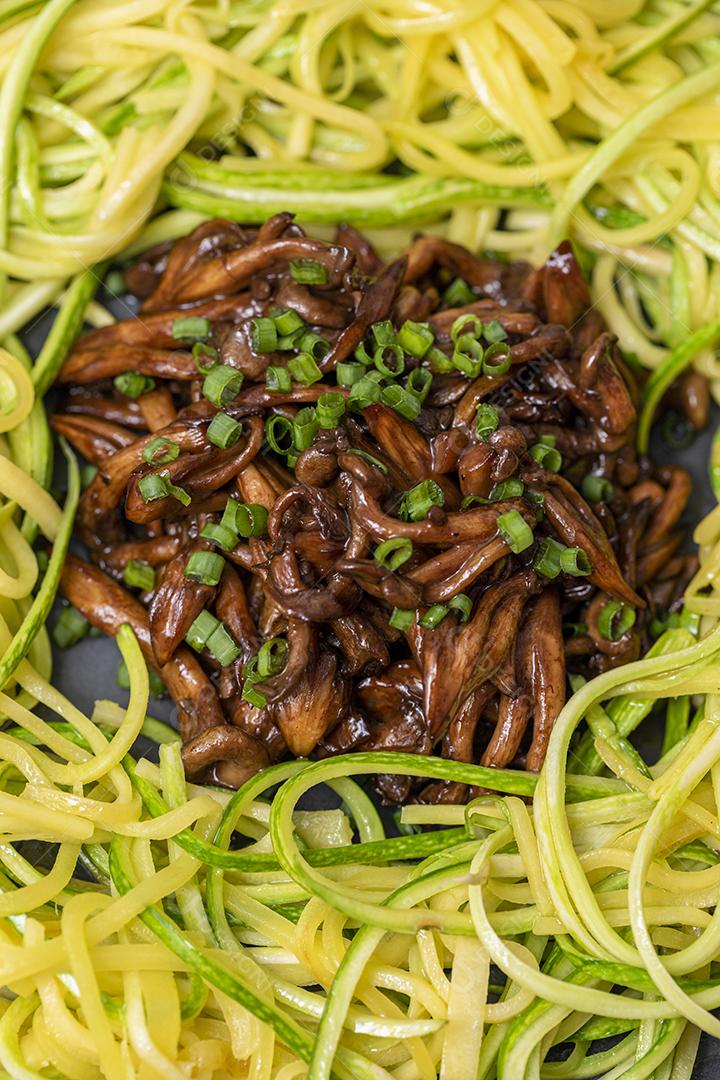 Espaguete de abobrinha com shimeji na placa de pedra preta Imagem JPG