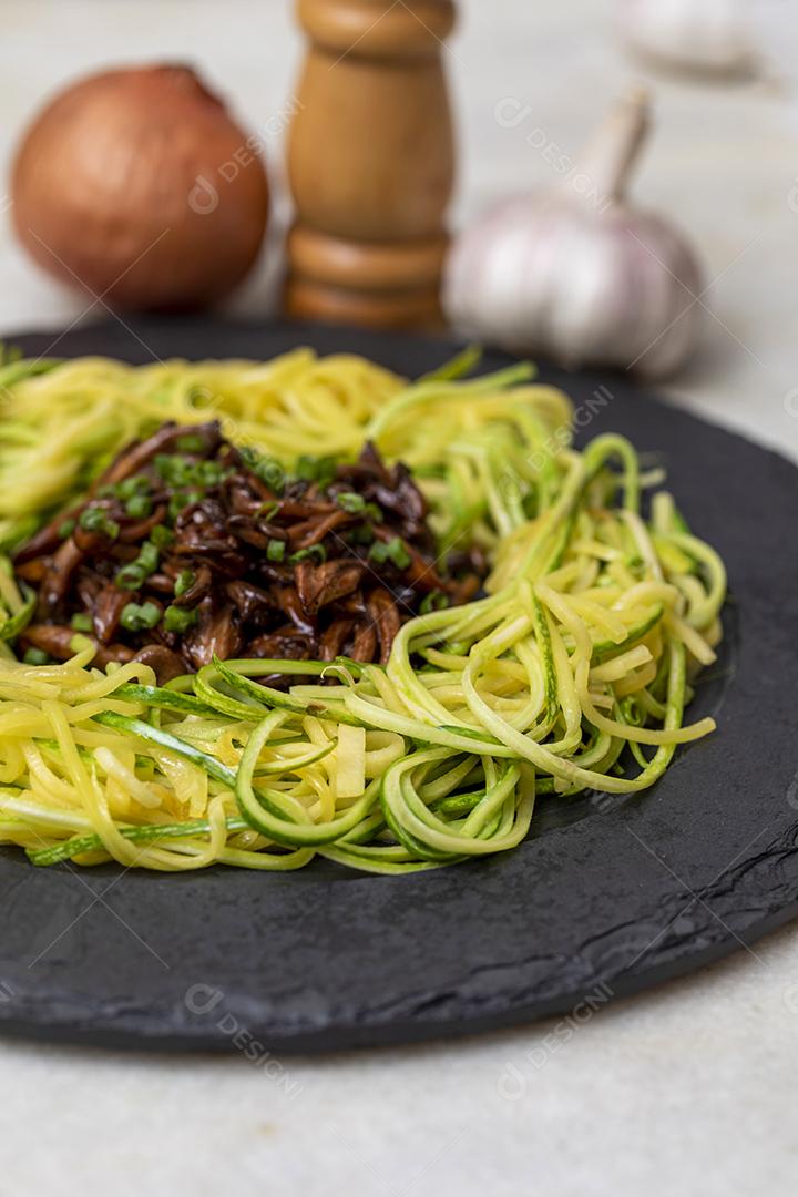 Espaguete de abobrinha com shimeji na placa de pedra preta Imagem JPG