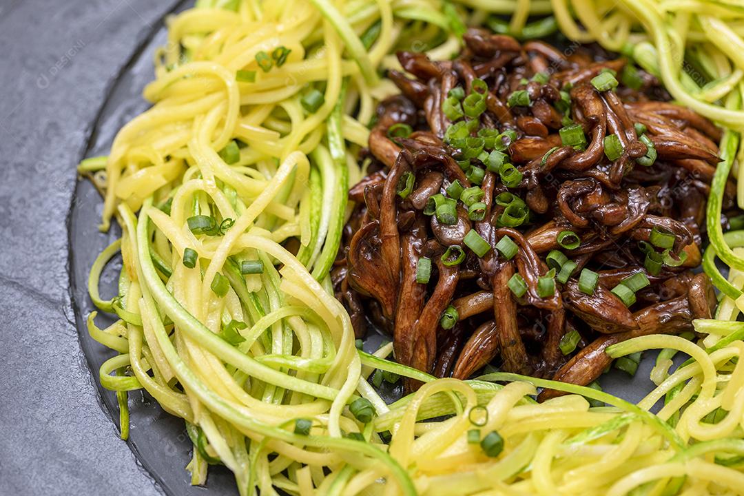 Espaguete de abobrinha com shimeji na placa de pedra preta Imagem JPG