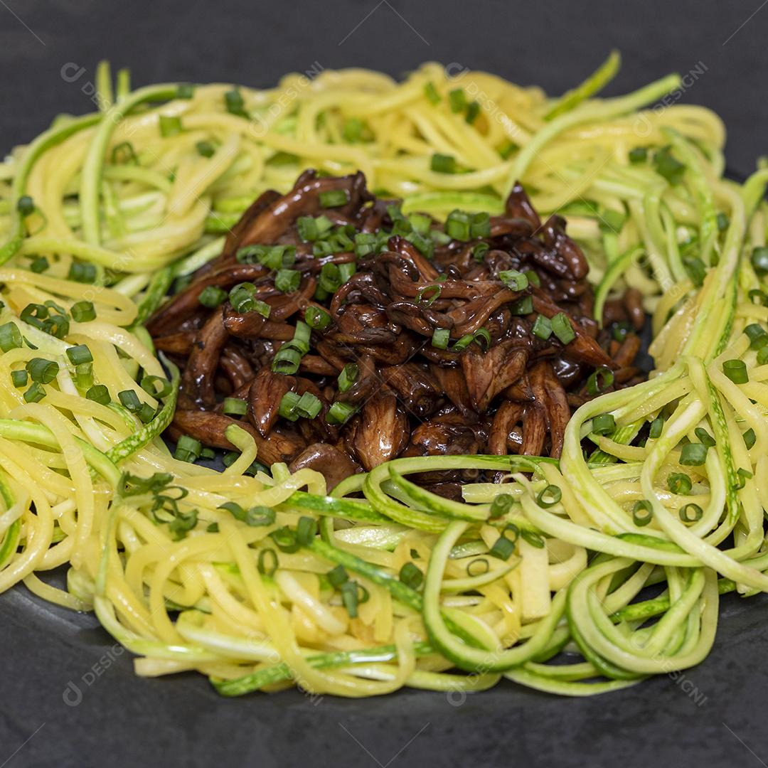 Espaguete de abobrinha com shimeji na placa de pedra preta Imagem JPG