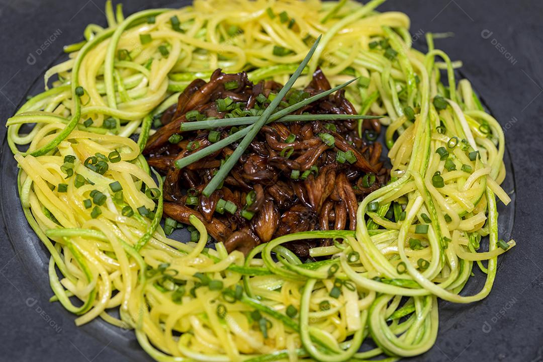 Espaguete de abobrinha com shimeji na placa de pedra preta Imagem JPG