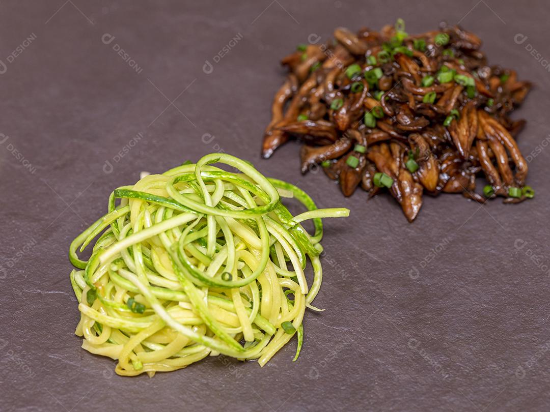 Espaguete de abobrinha com shimeji na placa de pedra preta Imagem JPG