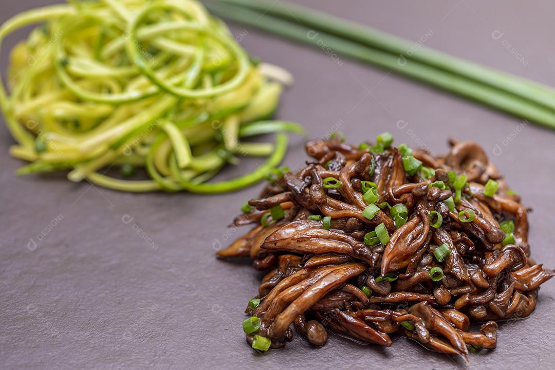 Fotos Espaguete de abobrinha com shimeji na placa de pedra preta