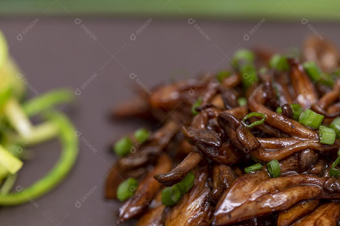 Fotos Espaguete de abobrinha com shimeji na placa de pedra preta